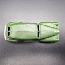Load image into Gallery viewer, Dinky Toys 1950 Chrysler Royal Sedan Green #39e 1:43 Die Cast Model