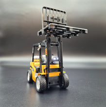 Load image into Gallery viewer, Explorafind Forklift Truck Yellow 1:24 Die Cast