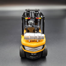 Load image into Gallery viewer, Explorafind Forklift Truck Yellow 1:24 Die Cast