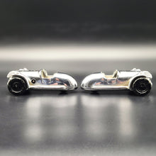 Load image into Gallery viewer, Gaiety Toys 1949 Morgan Motor Company 3-Wheeler Clockwork Motor Version Chrome 1:32 Diecast Models x 2