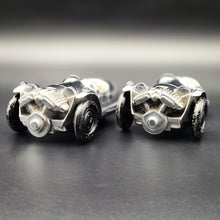 Load image into Gallery viewer, Gaiety Toys 1949 Morgan Motor Company 3-Wheeler Clockwork Motor Version Chrome 1:32 Diecast Models x 2