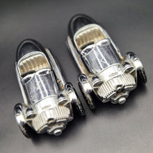 Load image into Gallery viewer, Gaiety Toys 1949 Morgan Motor Company 3-Wheeler Clockwork Motor Version Chrome 1:32 Diecast Models x 2