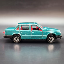 Load image into Gallery viewer, Majorette 1989 Volvo 760 GLE Dark Green #230 200 Series