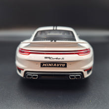 Load image into Gallery viewer, Explorafind 2021 Porsche 911 Turbo S White 1:24 Die Cast Car