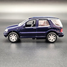 Load image into Gallery viewer, Smart Toys 2000 Mercedes-Benz ML430 Dark Blue 1:45 Diecast Car