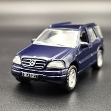 Load image into Gallery viewer, Smart Toys 2000 Mercedes-Benz ML430 Dark Blue 1:45 Diecast Car
