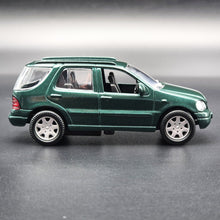 Load image into Gallery viewer, Smart Toys 2000 Mercedes-Benz ML430 Dark Green 1:45 Diecast Car