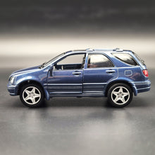Load image into Gallery viewer, Smart Toys 2001 Lexus RX 300 Blue 1:36 Diecast Car