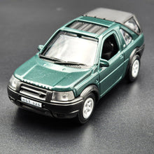 Load image into Gallery viewer, Smart Toys 2003 Land Rover Freelander Dark Green 1:52 Diecast Car
