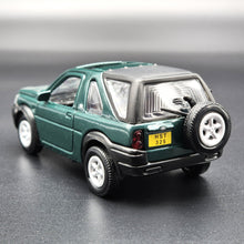 Load image into Gallery viewer, Smart Toys 2003 Land Rover Freelander Dark Green 1:52 Diecast Car