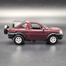 Load image into Gallery viewer, Smart Toys 2003 Land Rover Freelander Maroon 1:52 Diecast Car