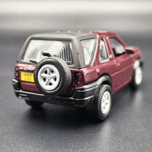 Load image into Gallery viewer, Smart Toys 2003 Land Rover Freelander Maroon 1:52 Diecast Car