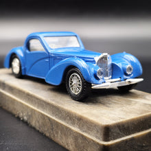 Load image into Gallery viewer, Solido Age D'or 1939 Bugatti Type 57S Atalante Blue #88 1:43 Die Cast Model