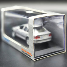 Load image into Gallery viewer, Welly 1998 BMW 328i Silver 1:36 #9739 Collection Series Boxed