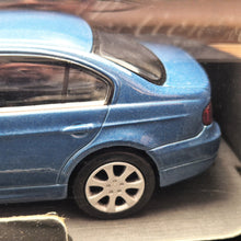 Load image into Gallery viewer, Welly 2005 BMW 330i E90 Metallic Blue #44011 1:43 Collection Series Boxed