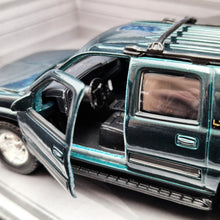 Load image into Gallery viewer, Welly 2001 Chevrolet Suburban &amp; 1970 Ford Mustang Boss 302 Off-Roader Trailer Set Collection