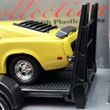Load image into Gallery viewer, Welly 2001 Chevrolet Suburban &amp; 1970 Ford Mustang Boss 302 Off-Roader Trailer Set Collection
