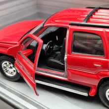 Load image into Gallery viewer, Welly 2002 Cadillac Escalade &amp; 1965 Pontiac GTO Off-Roader Trailer Set Collection