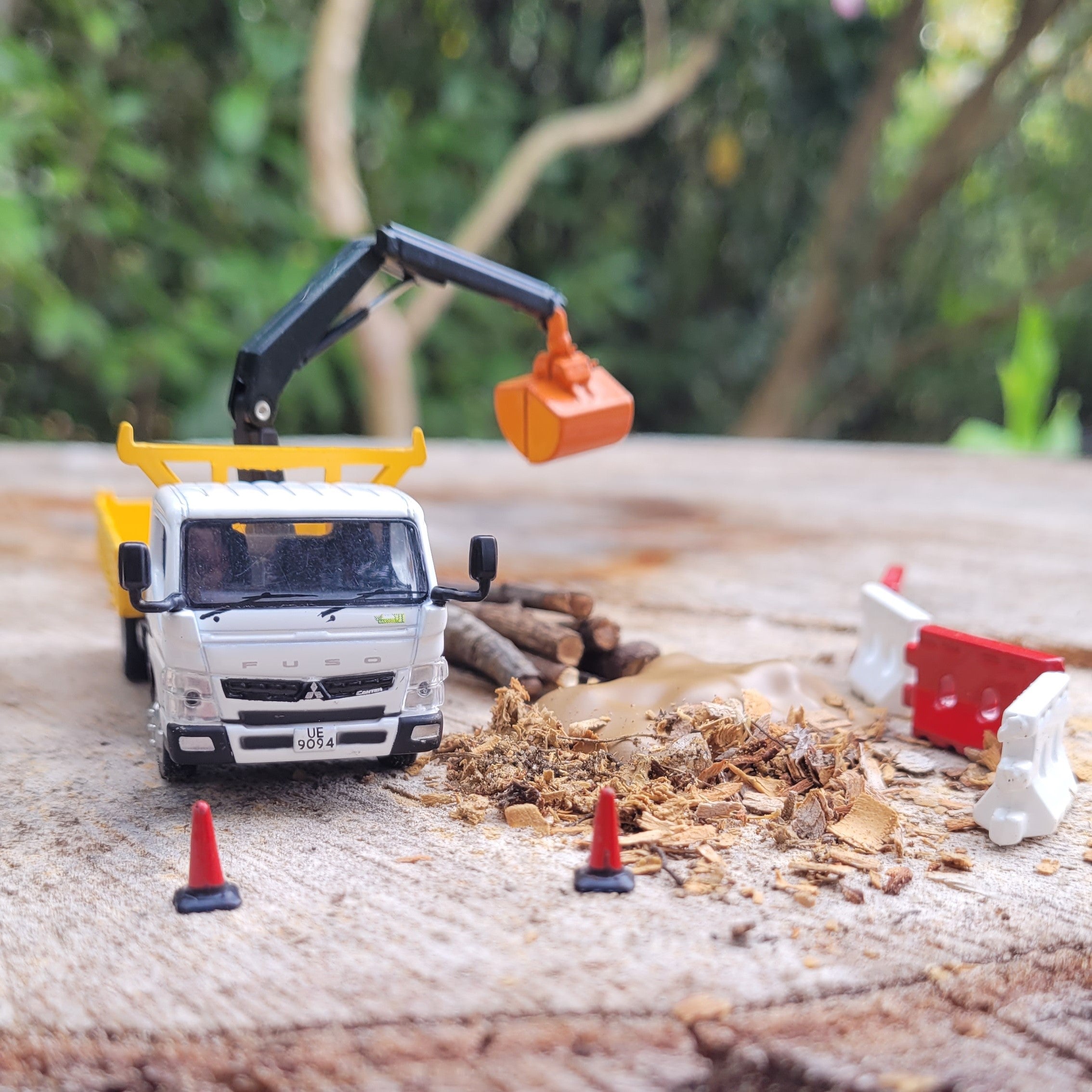 Explorafind 2022 Mitsubishi Fuso Canter with Crane/Bucket 1:76 Die Cas