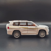 Load and play video in Gallery viewer, Explorafind 2020 Toyota Prado Pearl White 1:24 Die Cast Car