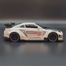 Load and play video in Gallery viewer, Explorafind 2020 Nissan GT-R White 1:24 Die Cast Car