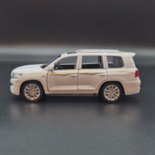 Load and play video in Gallery viewer, Explorafind 2021 Toyota Land Cruiser White 1:32 Die Cast Car
