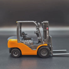 Load and play video in Gallery viewer, Explorafind Toyota Style Forklift Truck Orange 1:20 Die Cast
