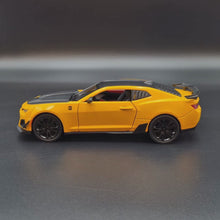 Load and play video in Gallery viewer, Explorafind 2020 Chevrolet Camaro ZL1 Yellow 1:24 Die Cast Car