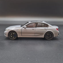 Load and play video in Gallery viewer, Explorafind 2023 BMW 3 Series 320i Grey 1:32 Die Cast Car
