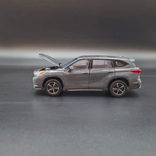 Load and play video in Gallery viewer, Explorafind 2021 Toyota Highlander XSE Grey 1:32 Die Cast Car
