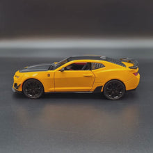 Load and play video in Gallery viewer, Explorafind 2020 Chevrolet Camaro ZL1 Yellow 1:24 Die Cast Car
