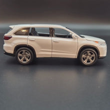 Load and play video in Gallery viewer, Explorafind 2019 Toyota Highlander Black 1:32 Die Cast Car
