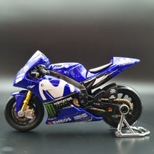 Load image into Gallery viewer, Maisto 2018 Yamaha YZR-M1 Valentino Rossi #46 1:18 Die Cast Motorbike
