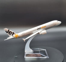Load image into Gallery viewer, Airbus A320 Jetstar Airlines 1:400 Metal Die Cast Airliner Plane
