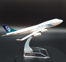 Load image into Gallery viewer, Boeing B747-400 AIr New Zealand 1:400 Metal Die Cast Airliner Plane
