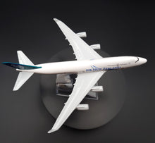 Load image into Gallery viewer, Boeing B747-400 AIr New Zealand 1:400 Metal Die Cast Airliner Plane
