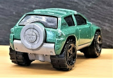 Load image into Gallery viewer, Matchbox 2004 Jeep Compass Green #51 Hero City Off Road 1/5
