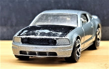 Load image into Gallery viewer, Hot Wheels 2006 2005 Ford Mustang GT Grey #184 Mainline
