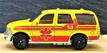 Load image into Gallery viewer, Matchbox 1999 Ford Expedition Yellow #62 Ranger Patrol 2/5
