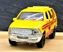 Load image into Gallery viewer, Matchbox 1999 Ford Expedition Yellow #62 Ranger Patrol 2/5
