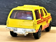 Load image into Gallery viewer, Matchbox 1999 Ford Expedition Yellow #62 Ranger Patrol 2/5
